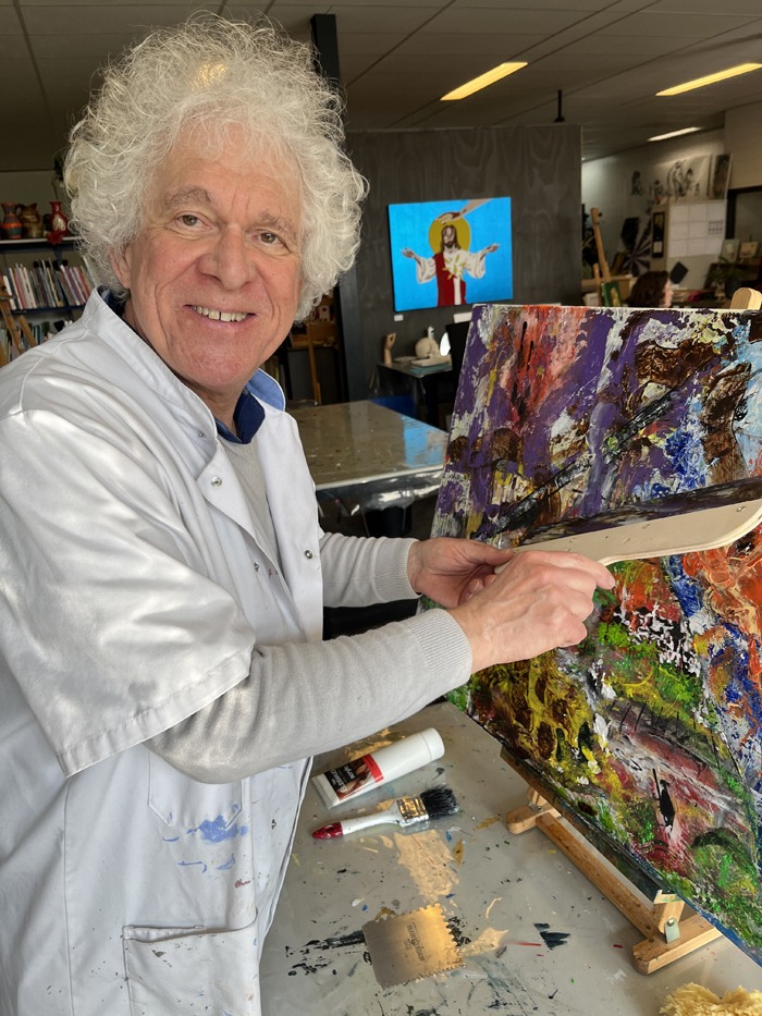 Jan Bergakker aan het schilderen bij Studio Xplo